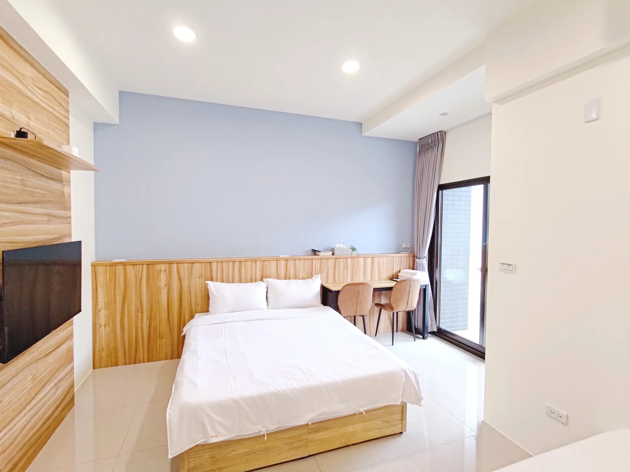 202 房內電視與休閒空間